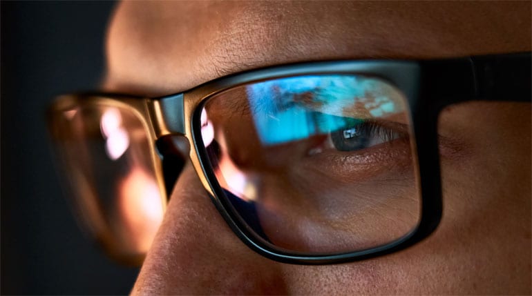 Close-up van man met bril die iets leest.