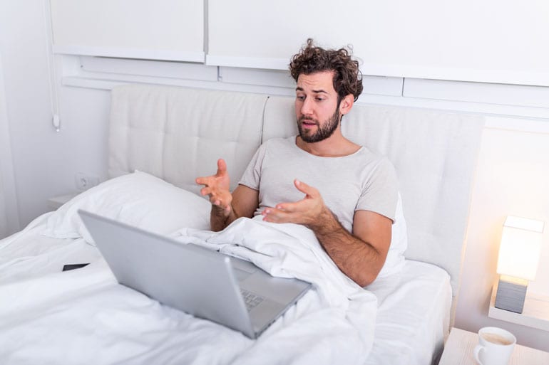 Man videobelt vanuit bed.