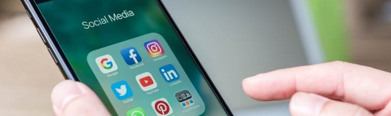 Social media logo's op smartphone
