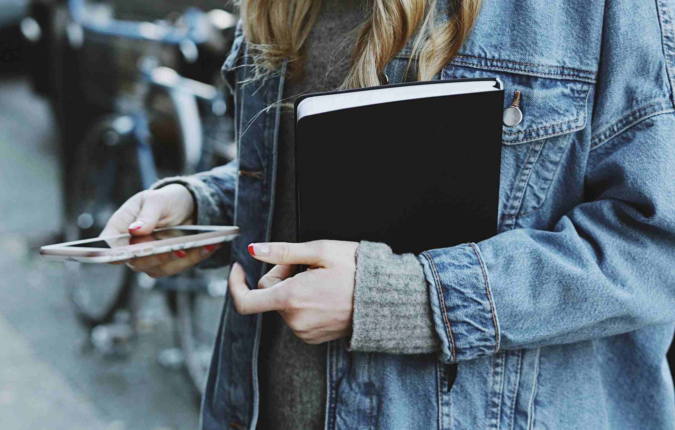 Mevrouw met agenda in haar hand.