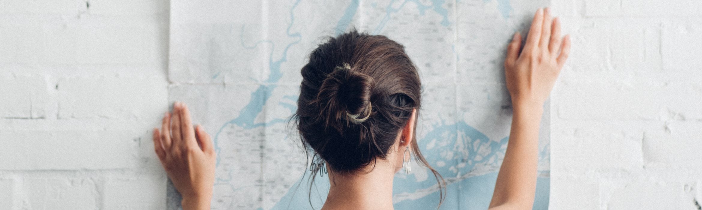 vrouw kijkt op kaart