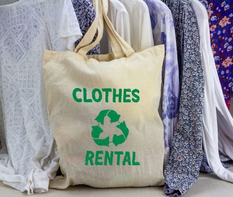 kleding huur tas met kleding op de achtergrond