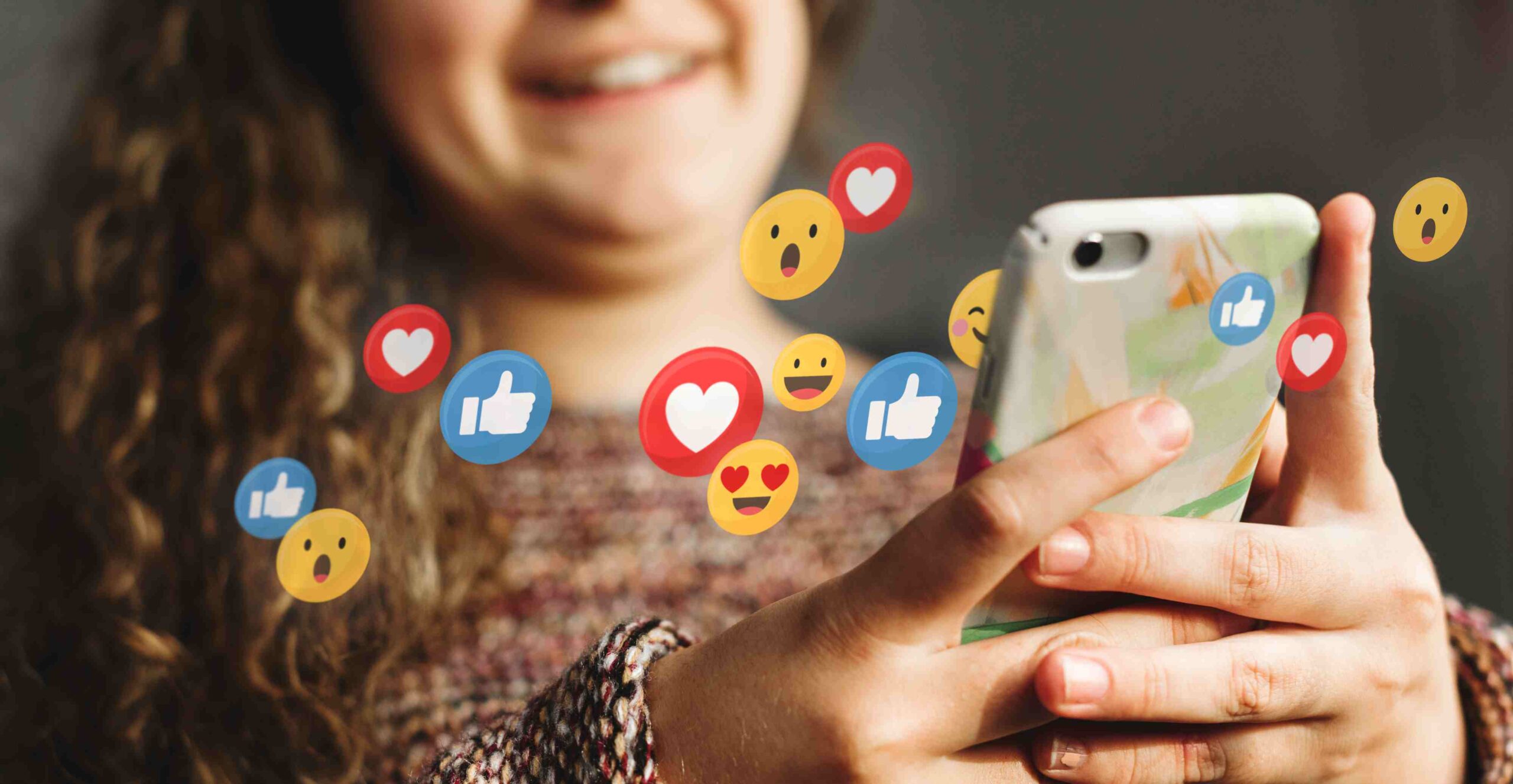 Persoon die op social media zit.