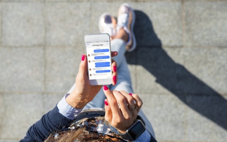 Vrouw met telefoon met messenger app