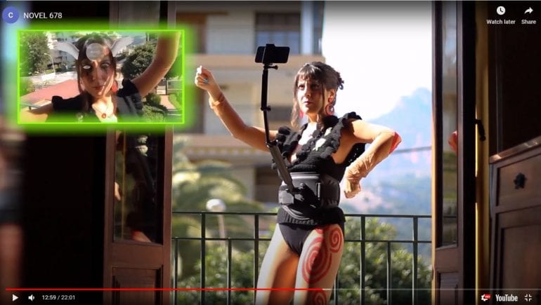 Vrouw die met selfiestick zichzelf in augmented reality filmt.