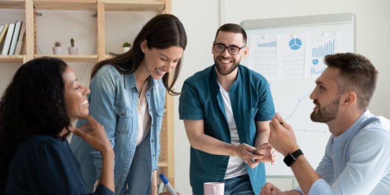 Medewerkers die werken aan een succesvolle dienstverlening
