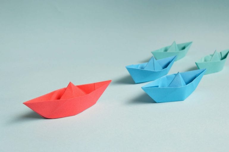 Afbeelding van papieren bootjes.