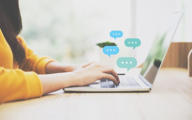 Messaging achter een laptop