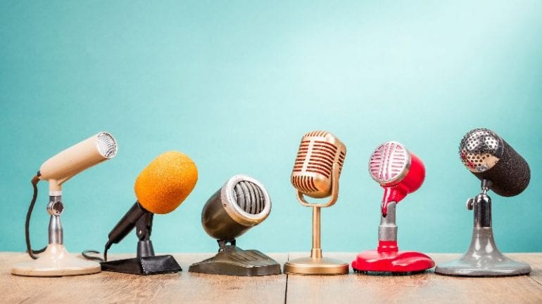 Retro microfoons die symbool staan voor het vertellen van verhalen