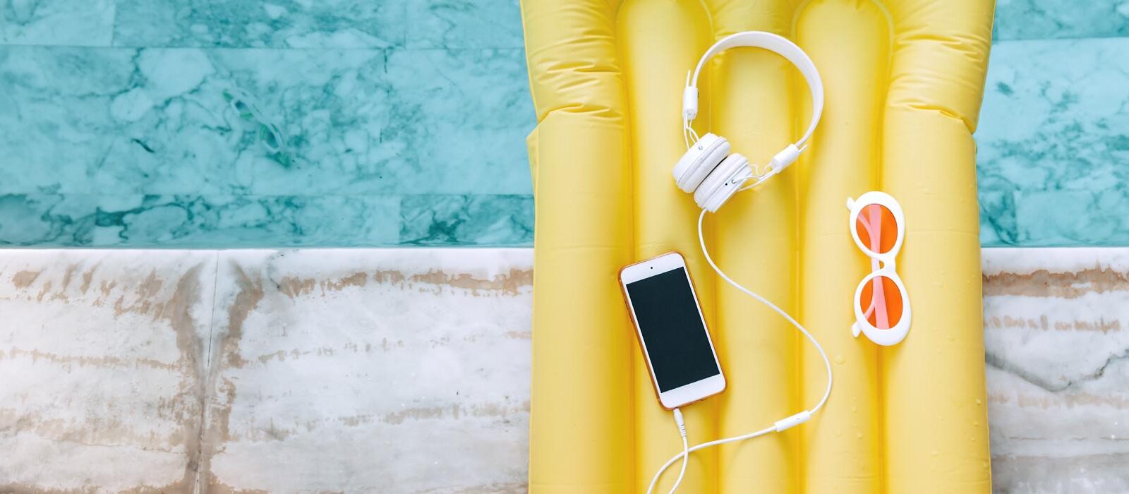 18 podcast-tips voor aan het zwembad: bijspijkeren & op adem komen