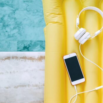 18 podcast-tips voor aan het zwembad: bijspijkeren & op adem komen