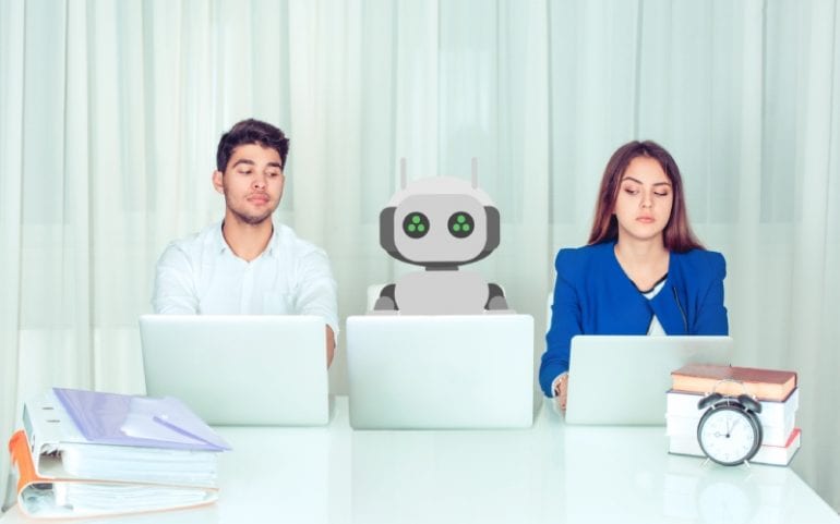 Werkende mensen met robot tussen hen in