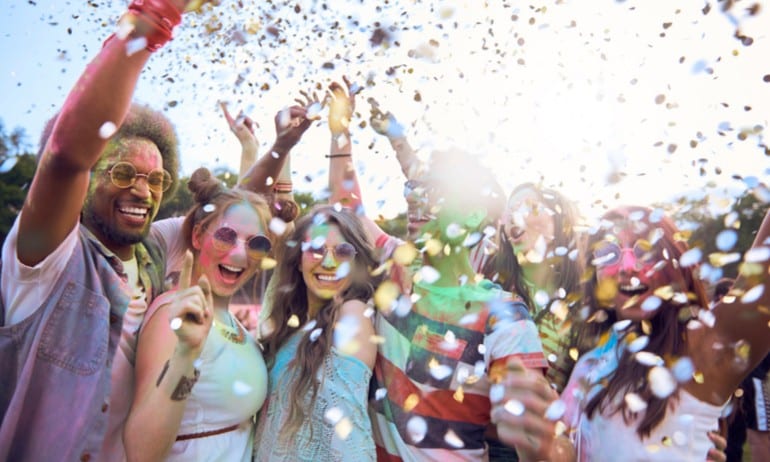 Feest met confetti.