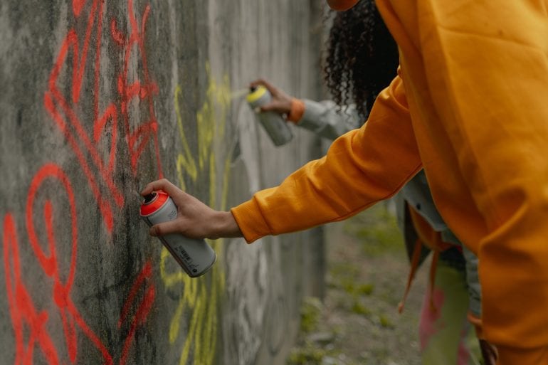 Mensen die graffiti spuiten