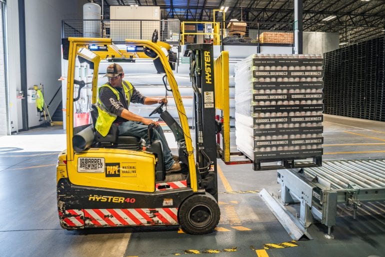 Foto van een man op een vorkheftruck in een groot magazijn Bron: Pexels