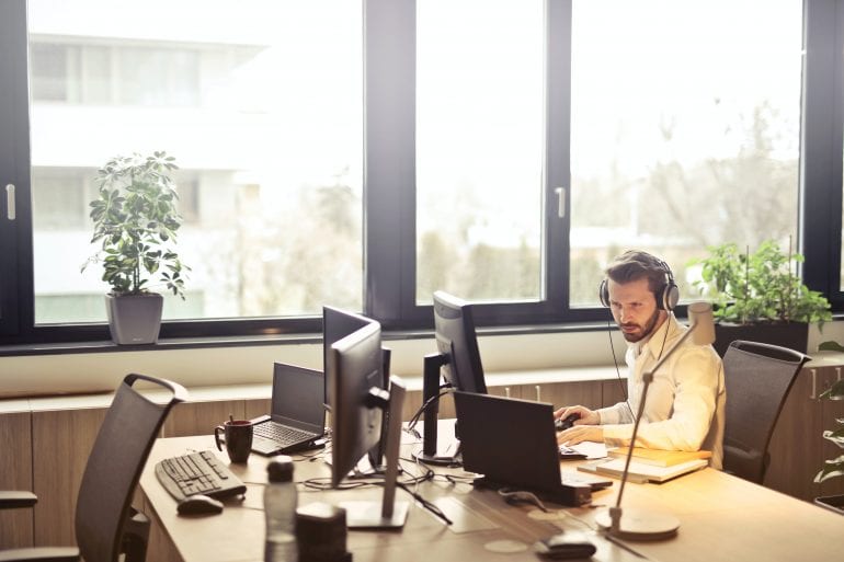 Foto van een man aan een bureau in een kantooromgeving