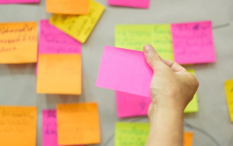 Gekleurde post its bij elkaar