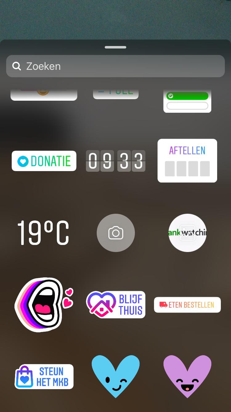 Screenshots van hoe je een logo toevoegt als sticker in een Story.