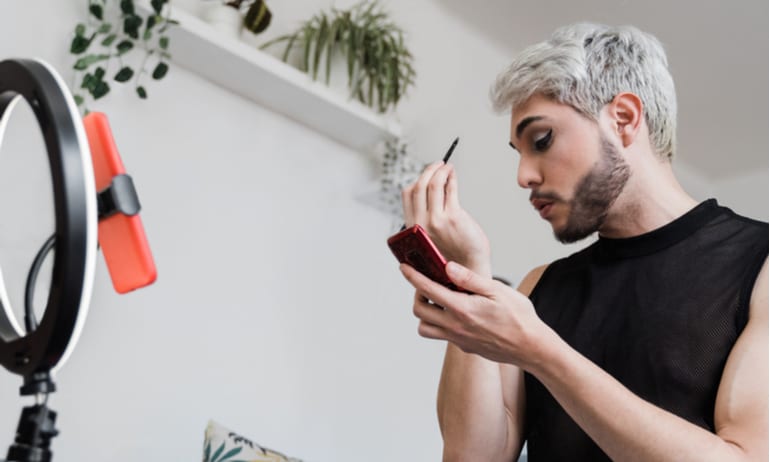 Man doet makeup video voor TikTok.