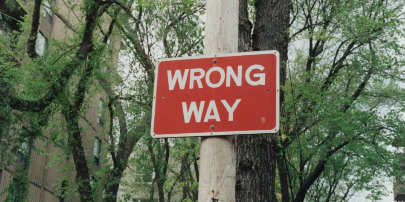Bordje met de tekst 'wrong way' bij artikel over Google's three strikes pilot program.