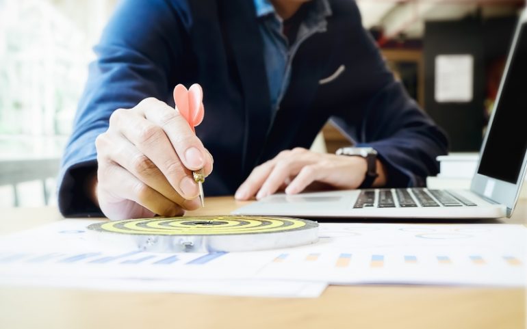 Zakenman met dartpijl ter illustratie van doelgroep targeten als stap naar een first-party-datastrategie