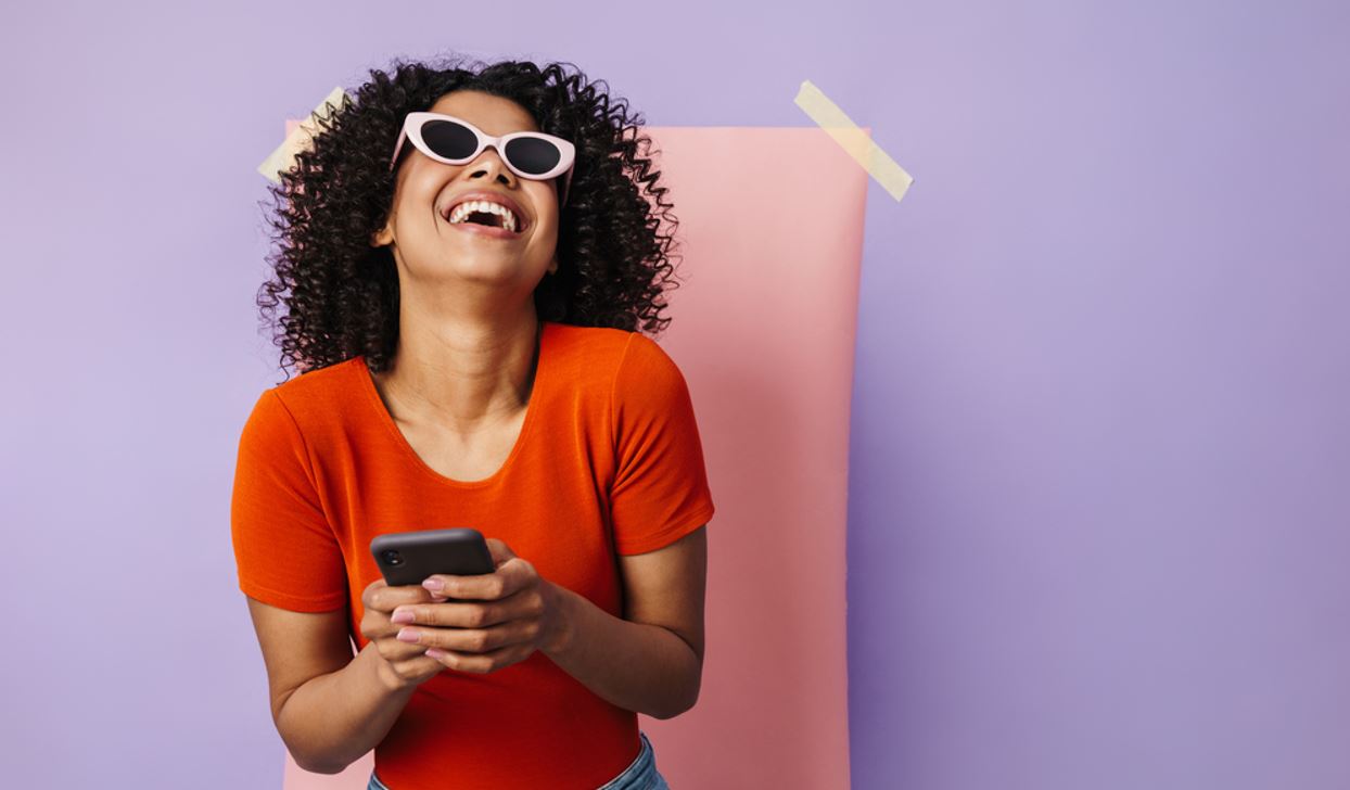 Iemand die naar storytelling op social media aan het kijken is.