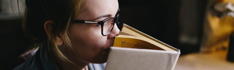 Mevrouw die haar zintuig gebruikt tijdens het lezen.