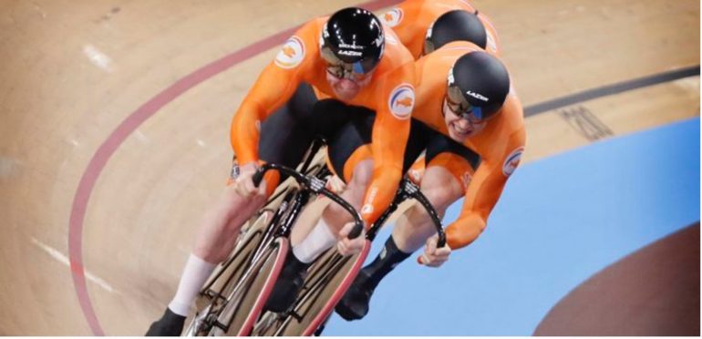 Een sprint trekken op de fiets, foto: Cor Vos