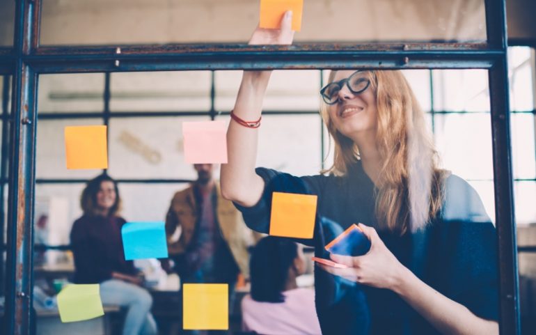 Interactieve sessie met medewerkers en post-its