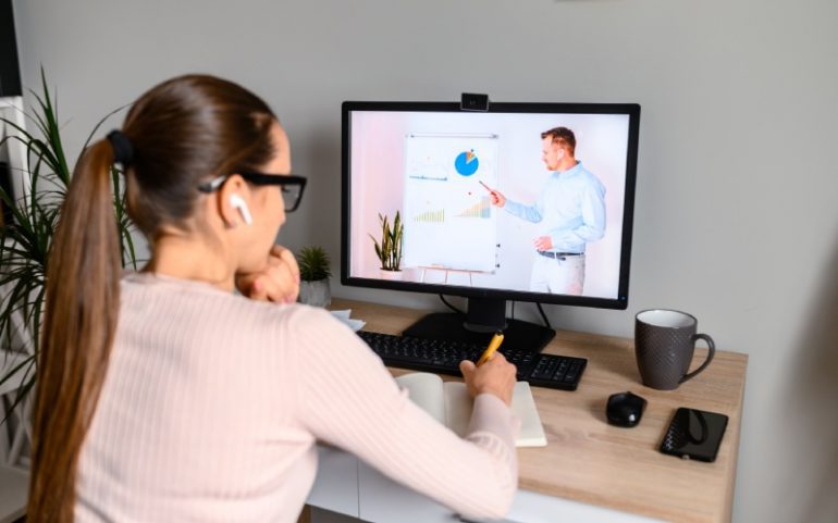 Vrouw kijkt naar online webinar