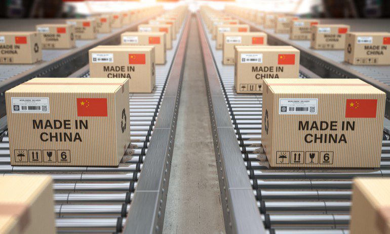 Dozen op de loopband met de tekst made in china.