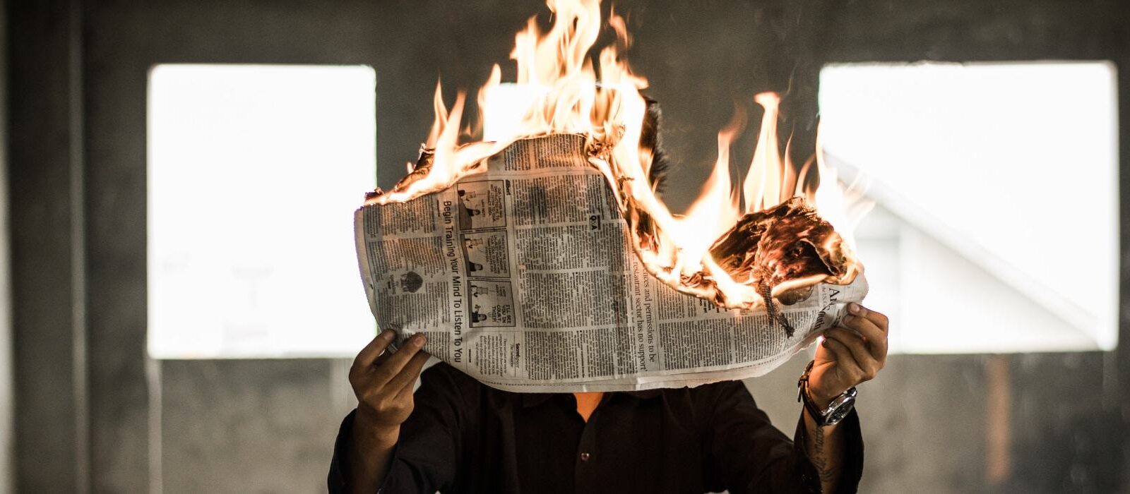 Wat is newsjacking en hoe gebruik je dit in je PR-strategie? [6 fasen]