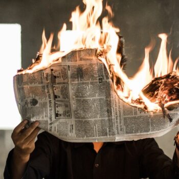 Wat is newsjacking en hoe gebruik je dit in je PR-strategie? [6 fasen]