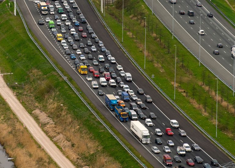File op weg naar het werk in Nederland.