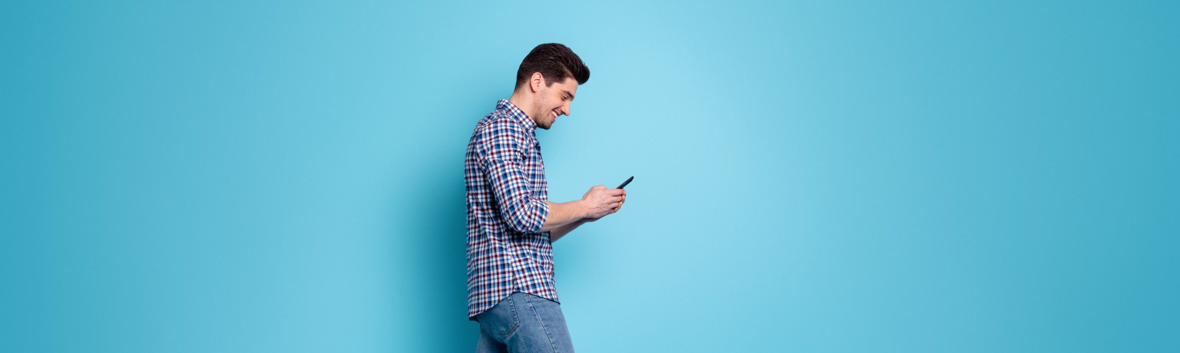 man die op telefoon kijkt bij artikel over google mum.