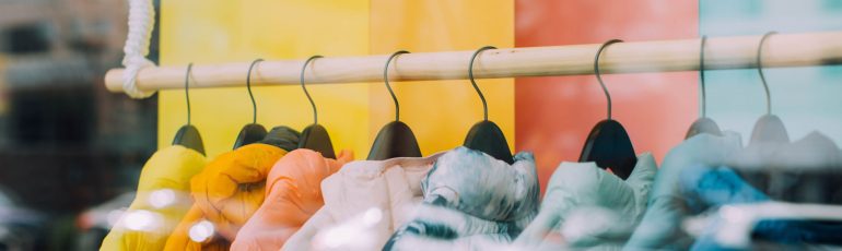 Kledingrek ter illustratie van shoppen