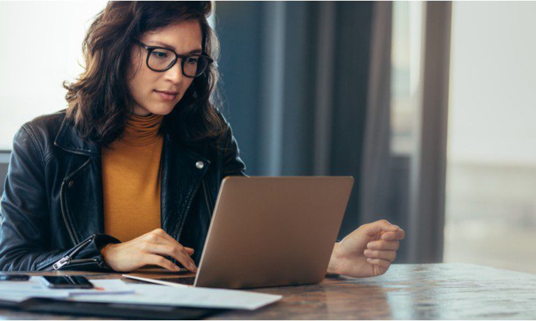 Vrouw werkt op laptop.