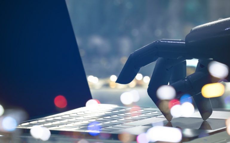Robothand op toetsenbord ter illustratie van marketing automation