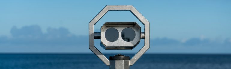 Verrekijker met blik op SEO-trends in 2022.