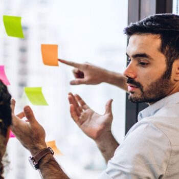 Een krachtige bedrijfsnaam bedenken: richtlijnen die experts gebruiken [infographic]