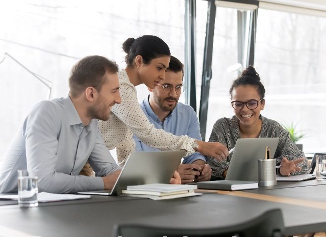 Collega's werken samen