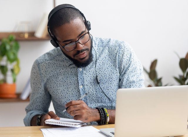 Man luistert podcast onder het werken