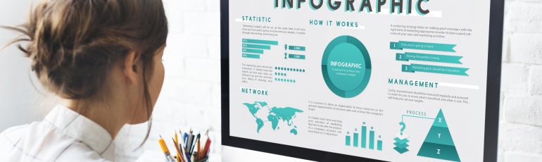 iemand die een infographic maakt op een computer