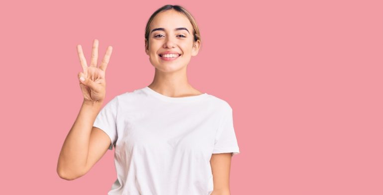 Mevrouw die 3 vingers opsteekt voor een tekst die begrijpelijk is.