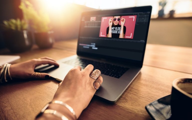 Laptop waarop een video bewerkt wordt