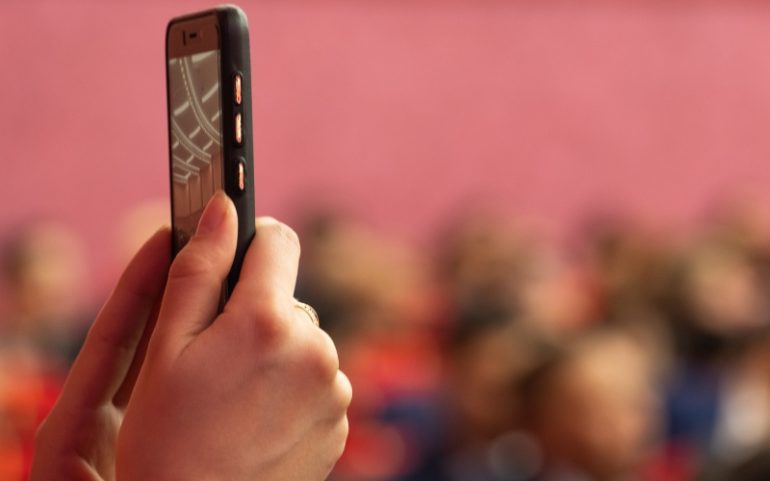 Smartphone in handen ter illustratie van verticale video