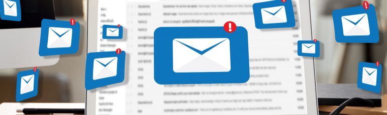 E-mails op een laptop.