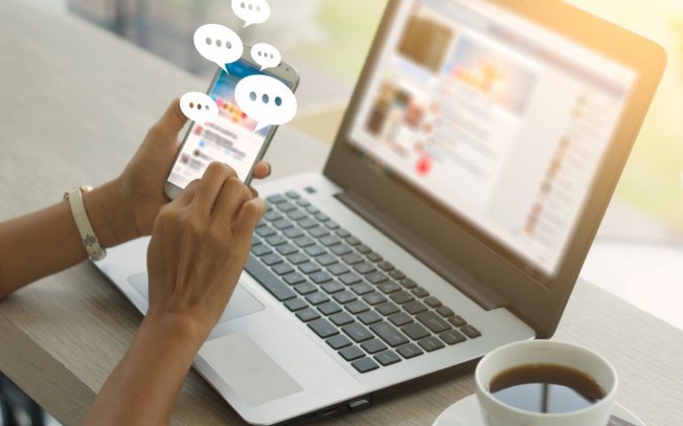 Vrouw beantwoordt berichten op social media bij artikel over social commerce