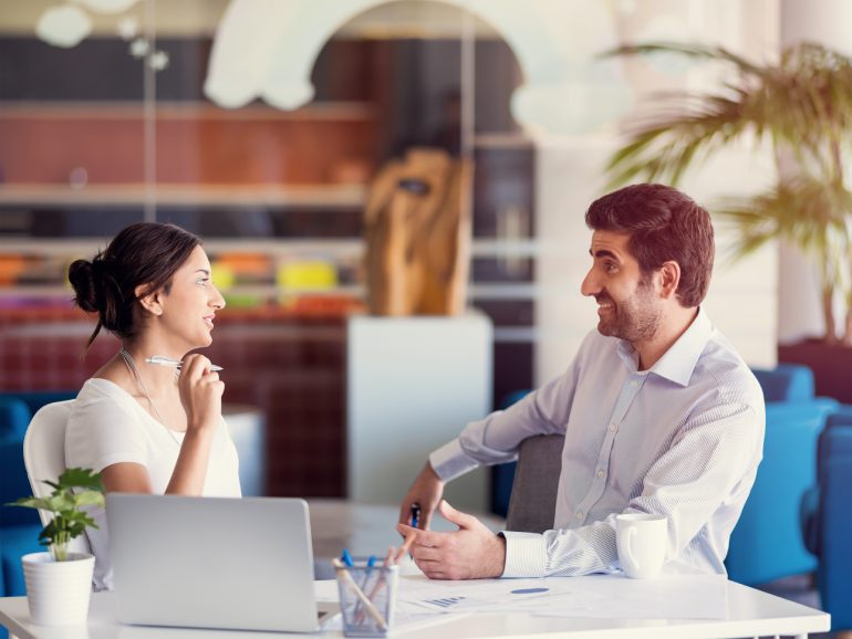 Collega's in gesprek met elkaar over skills.
