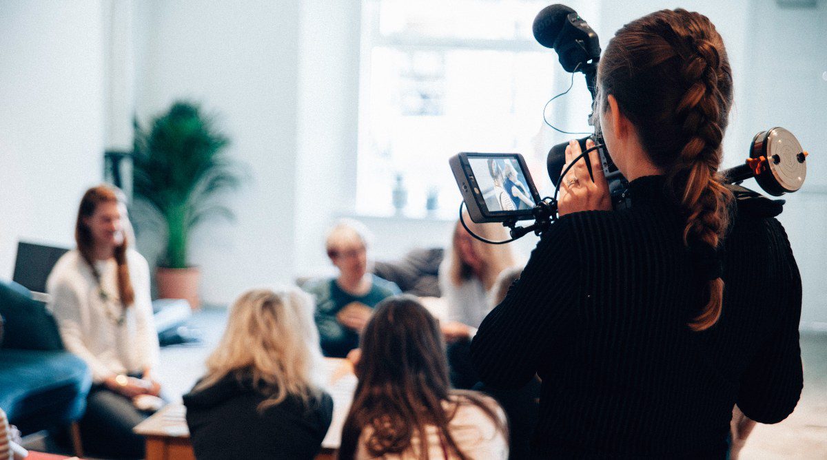 Iemand die een video maakt voor op de website.